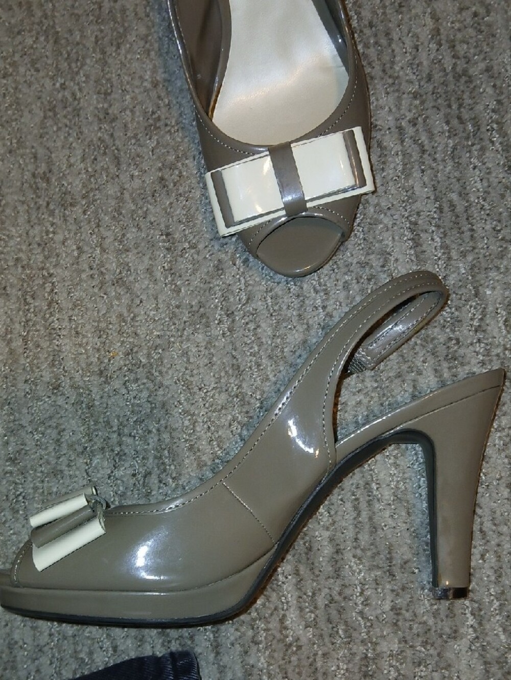 Anne Klein Womens Taupe Patent Leather Slingback Peep Toe Heels White Bow Sz: 8 - Picture 5 of 12